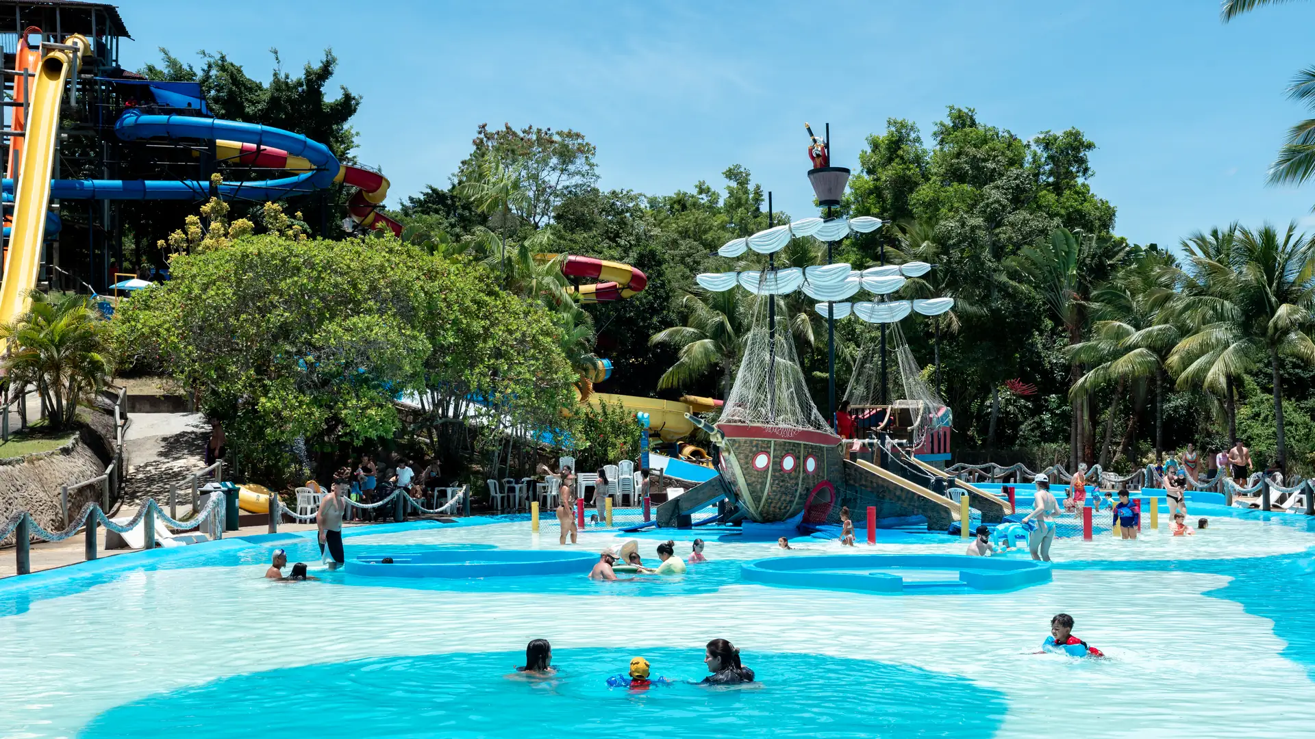 Piscina com navio pirata e toboáguas do parque aquático Acquamania, a 80 metros do Acquamarine Park Hotel