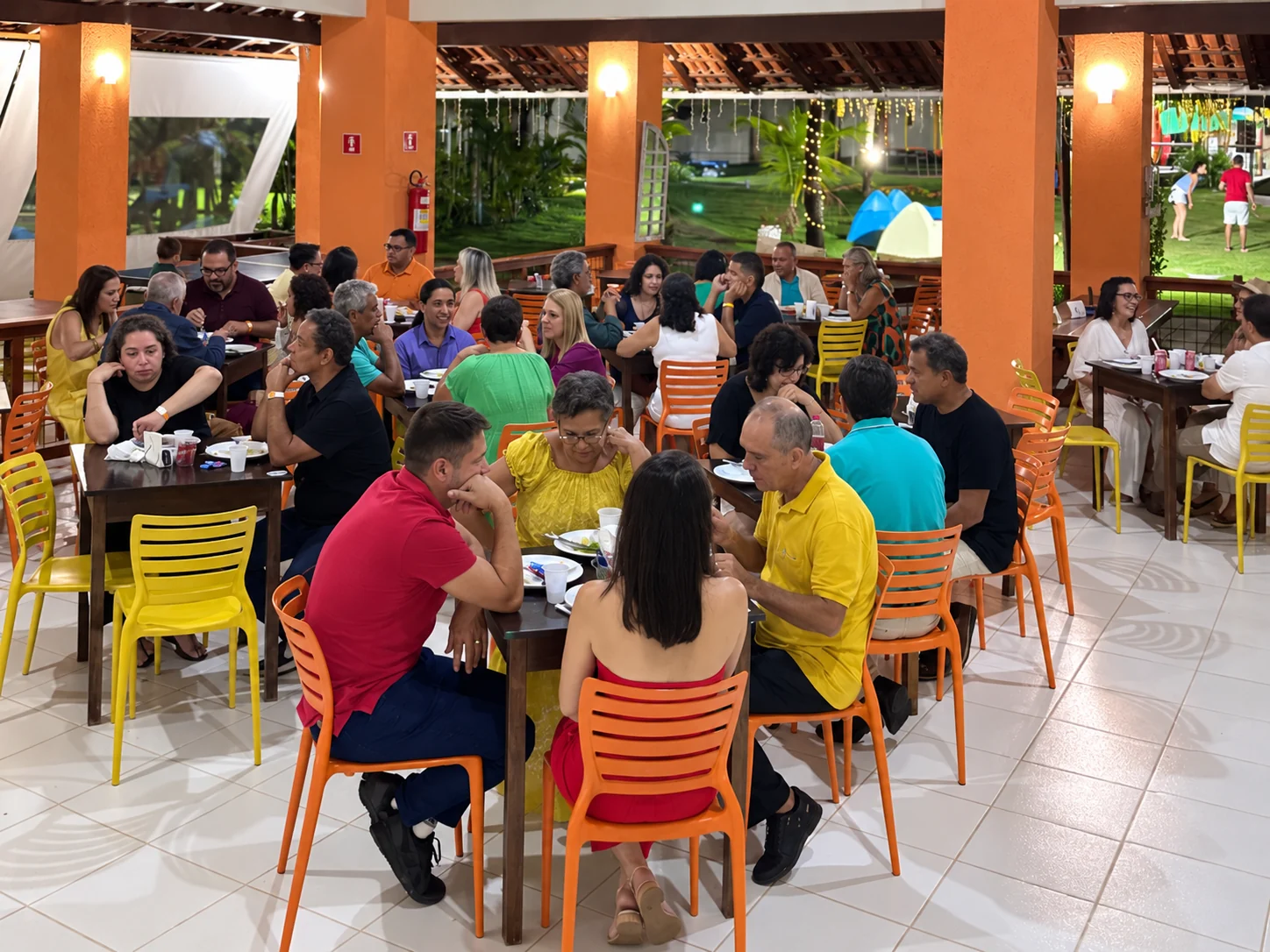 Grupo reunido em confraternização no salão do Acquamarine Park Hotel