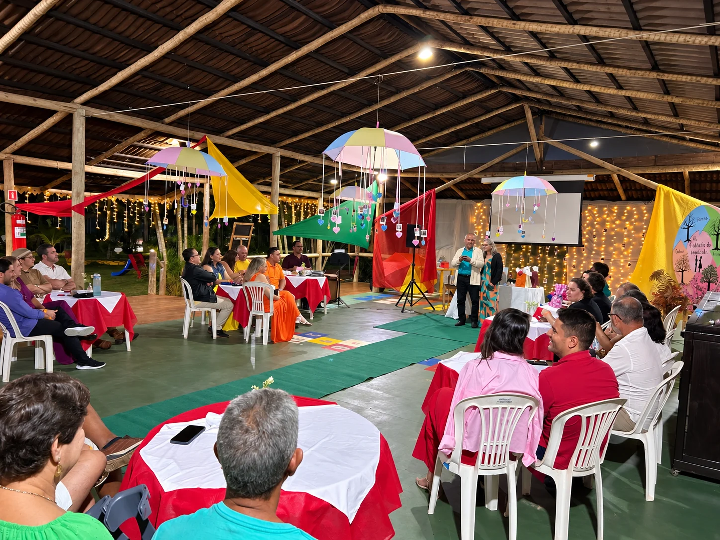 Famílias reunidas em celebração na cabana decorada do Acquamarine Park Hotel