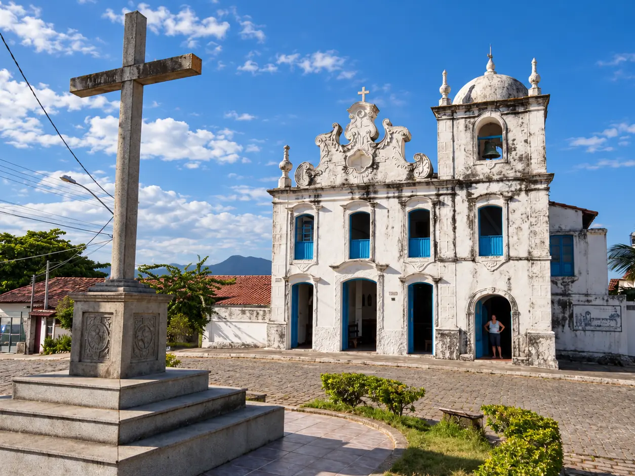 Igreja histórica e cruzeiro de pedra no centro histórico de Guarapari