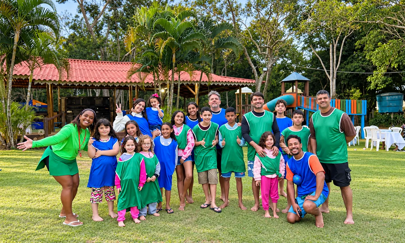 Crianças reunidas no gramado para a gincana da recreação