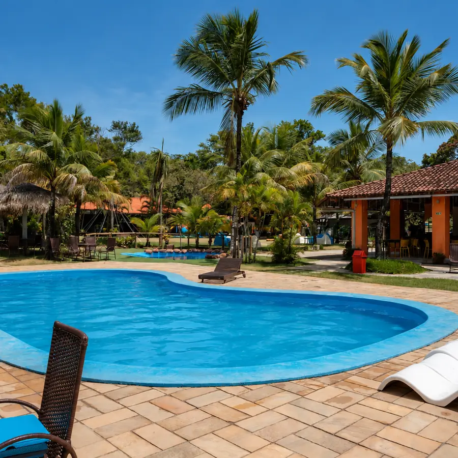 Piscina adulto do Acquamarine Park Hotel com espreguiçadeiras e coqueiros