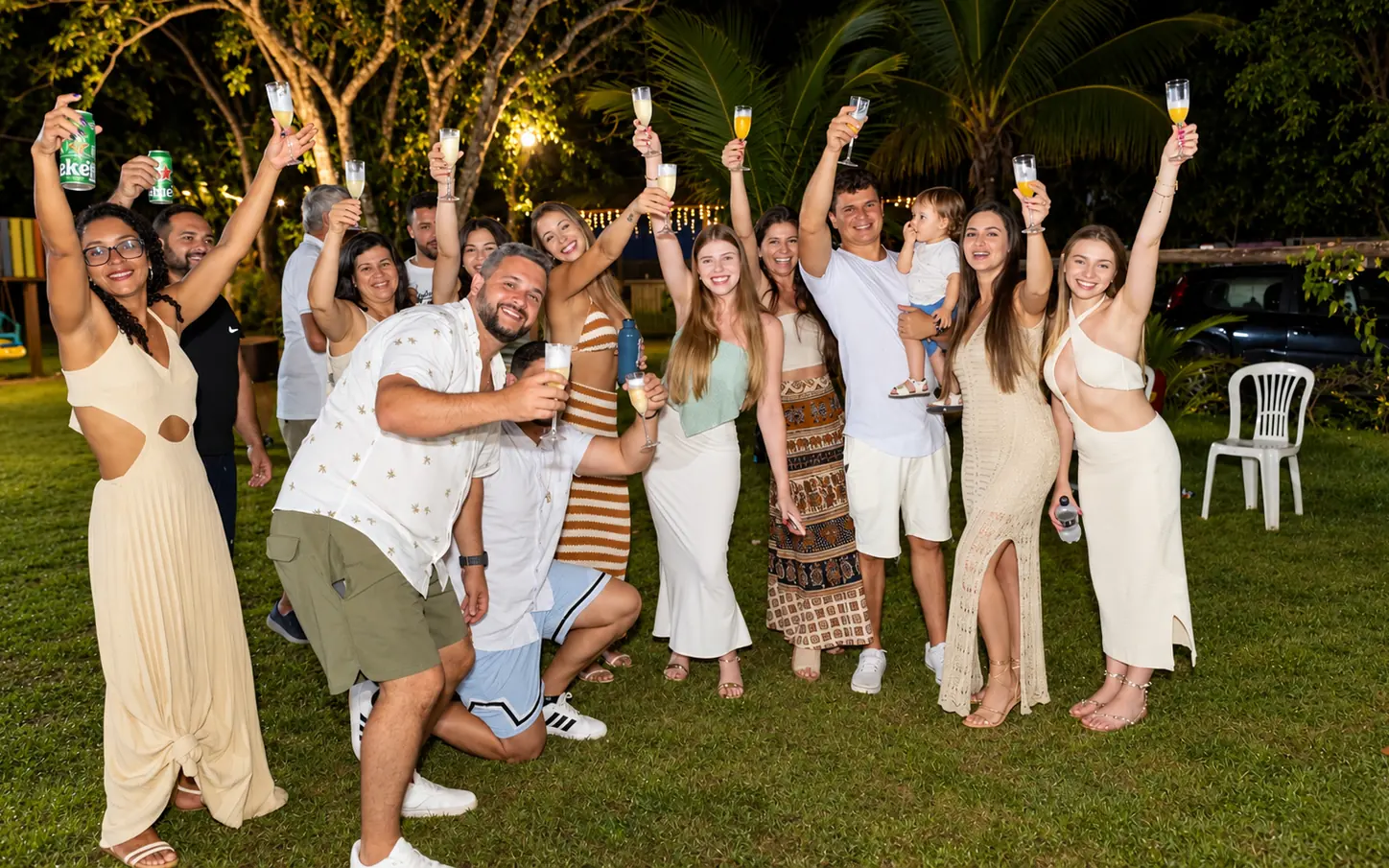 Hóspedes brindando ao ar livre na festa de Ano Novo do hotel