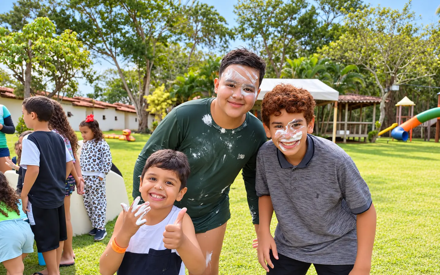 Crianças com o rosto pintado na Festa das Cores do Acquamarine Park Hotel