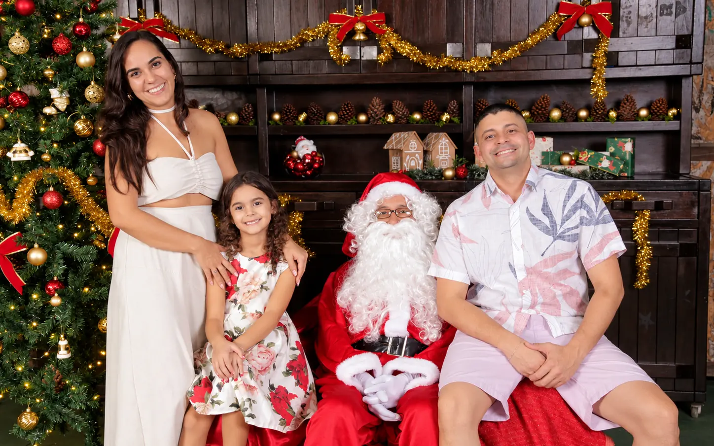 Família com o Papai Noel ao lado da árvore de Natal do Acquamarine Park Hotel