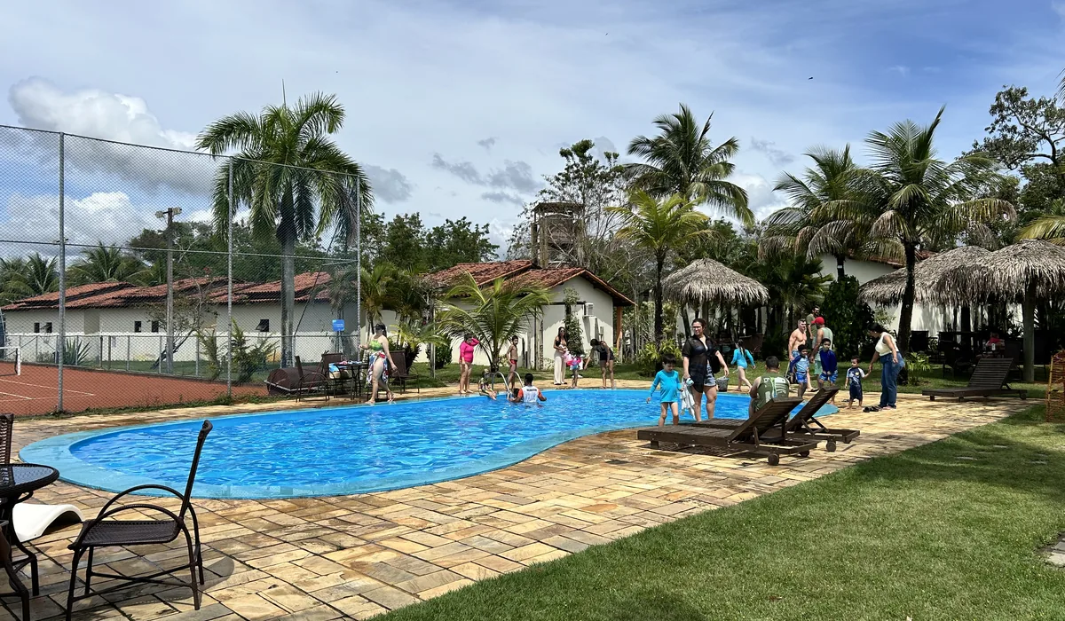 Piscina do Acquamarine Park Hotel em dia de sol