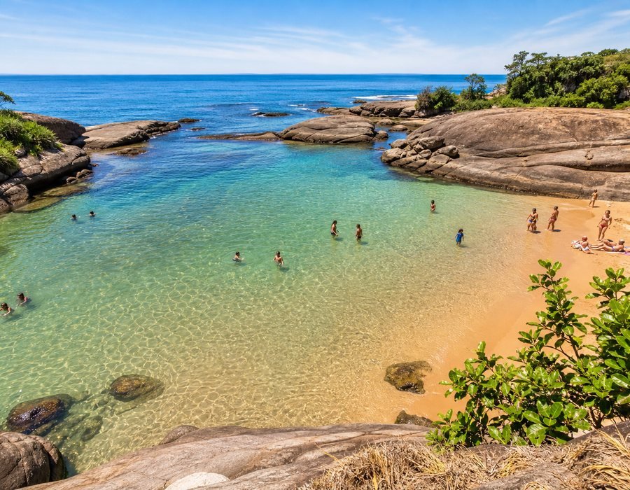 Praia dos Namorados com águas calmas